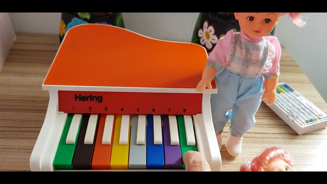 Antigo piano infantil de HERING decorado com pássaros p