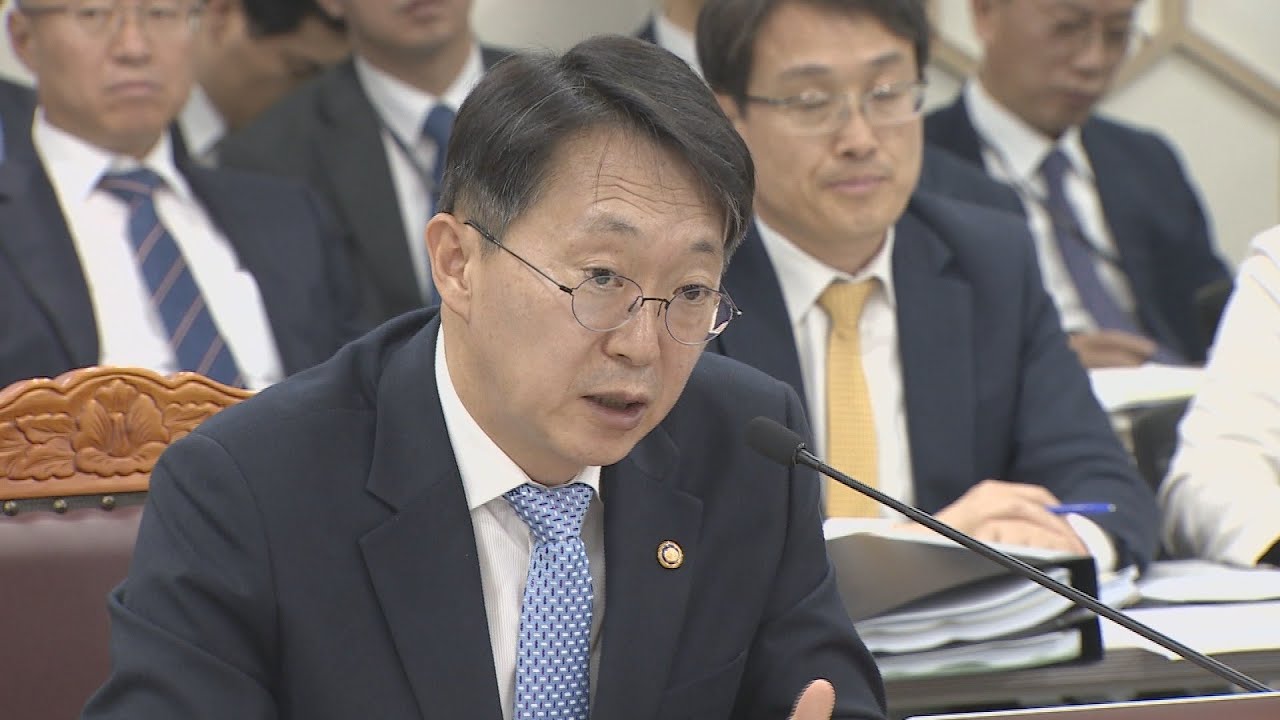 newspaper mockup 국세청서도 조국 공방…