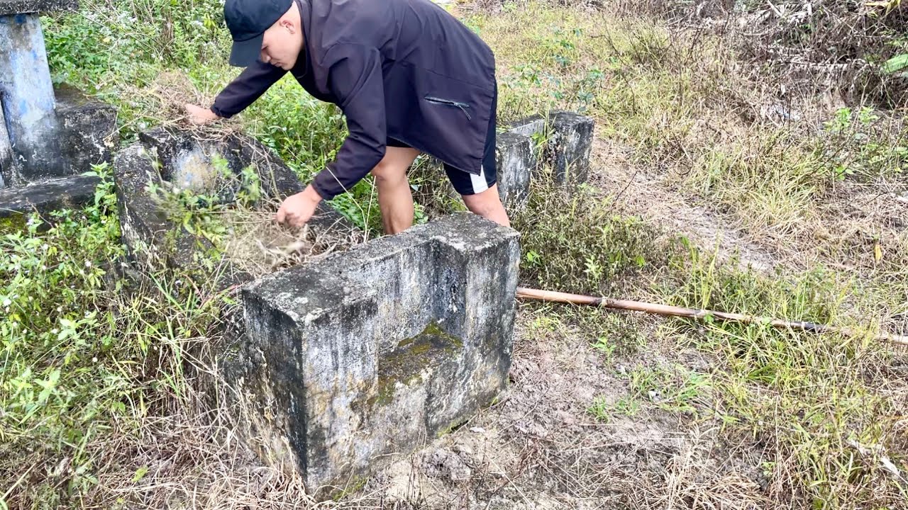 These two small graves have been here for who knows how long.Let's clean up together.