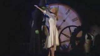 Video thumbnail of "Idina & Kristin - Tony's 2004 - Defying Gravity"