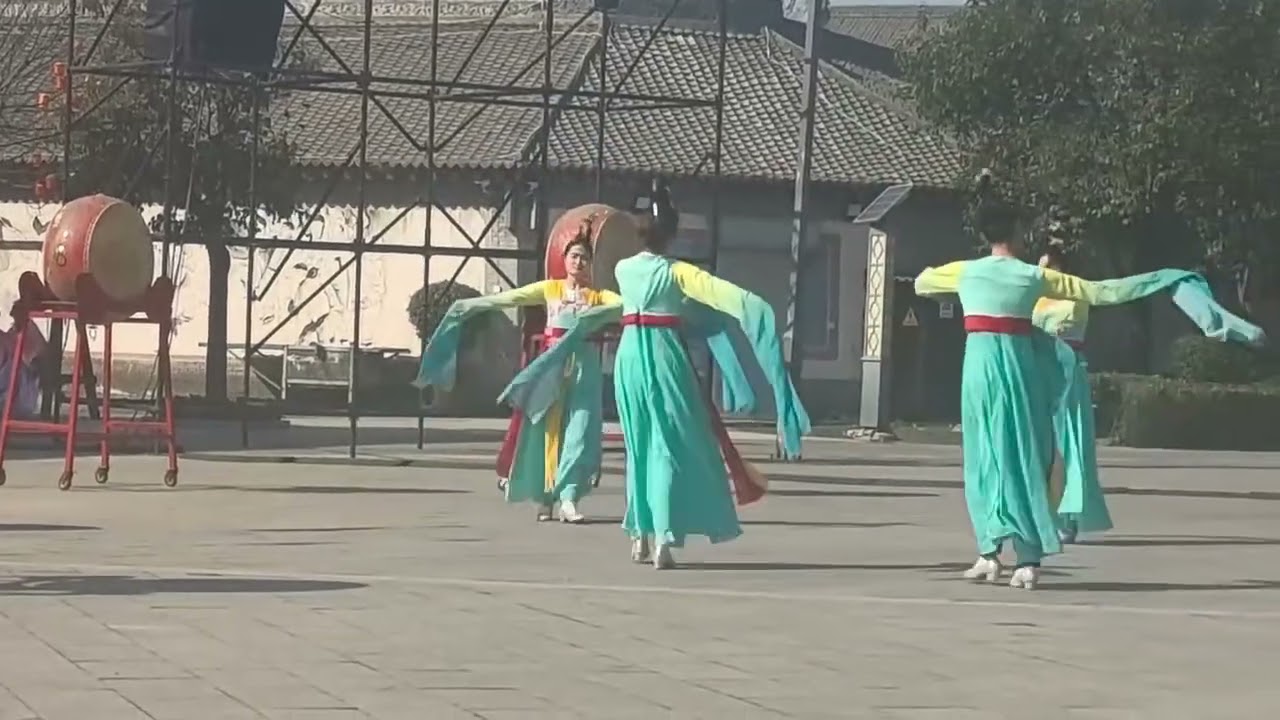 烟火起照人间，举杯，敬此年；烟花落四季平，举杯，贺新岁