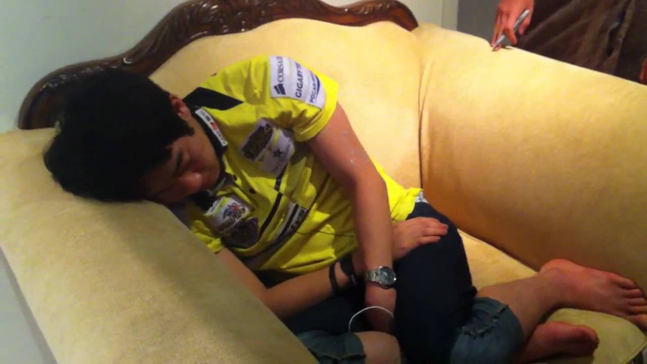 Chaox drawing on a passed out Maknoon