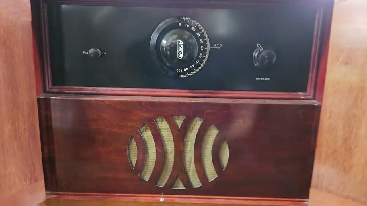 Valise radio ANODON à 3 lampes en fonctionnement GO