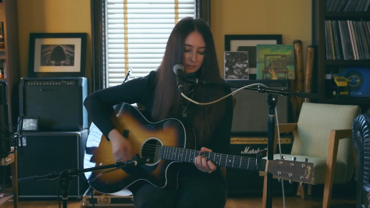 Sleduj Runner - Nicole Alexis (Live Acoustic) na YouTube Sleduj Runner - Nicole Alexis (Live Acoustic) na YouTube