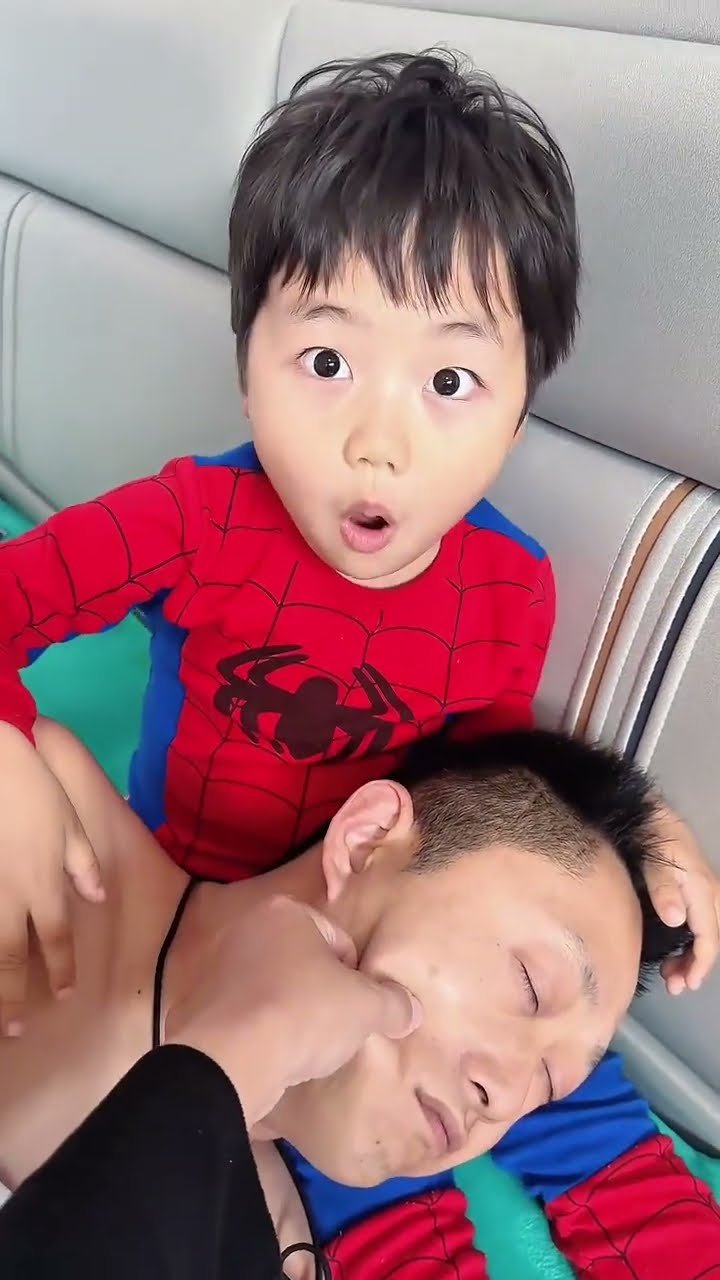爸爸带娃有多不靠谱，哄儿子睡觉自己先睡了！#Cute baby#Cute#呆萌小米宝#聪明宝宝#萌娃