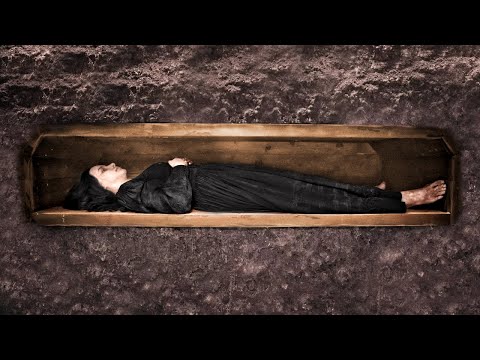 Видео: Женщина умирает после падения в пустоту, и они ищут виновных
