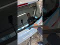 So entfernst du Wasserflecken und Verätzungen auf Autoscheiben dauerhaft!