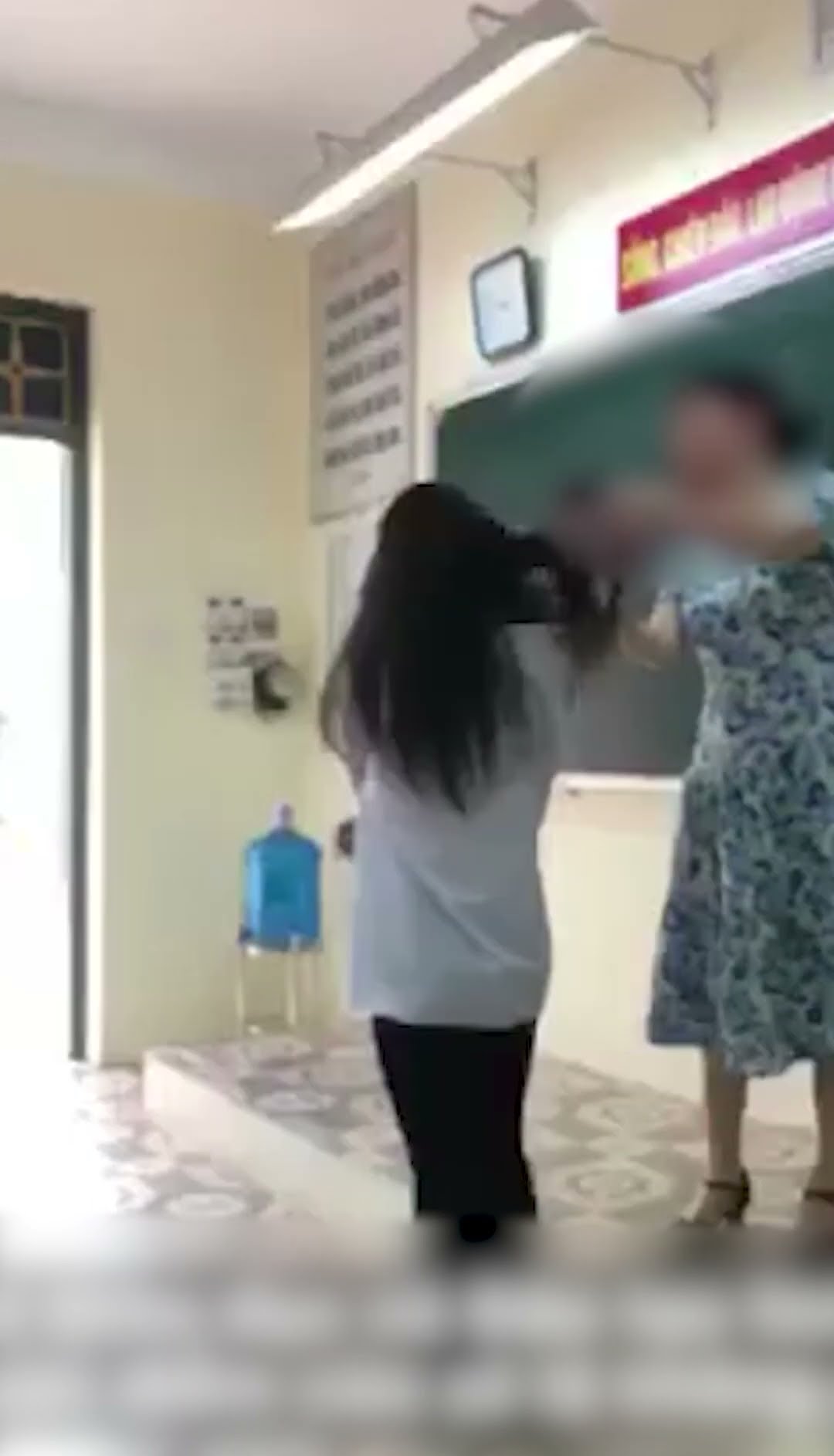 Vụ clip cô giáo cắt tóc nữ sinh: Cô trò ôm nhau cùng nói lời xin lỗi