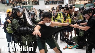Hong kong riot police clashed with protesters inside a mall on sunday
night as they tried to disperse tens of thousands rallying against
controversial extr...