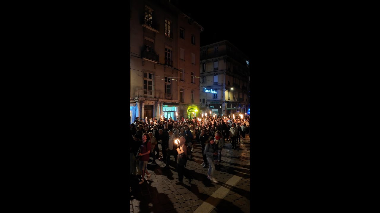 Bloquons tout : marche aux flambeaux à Grenoble