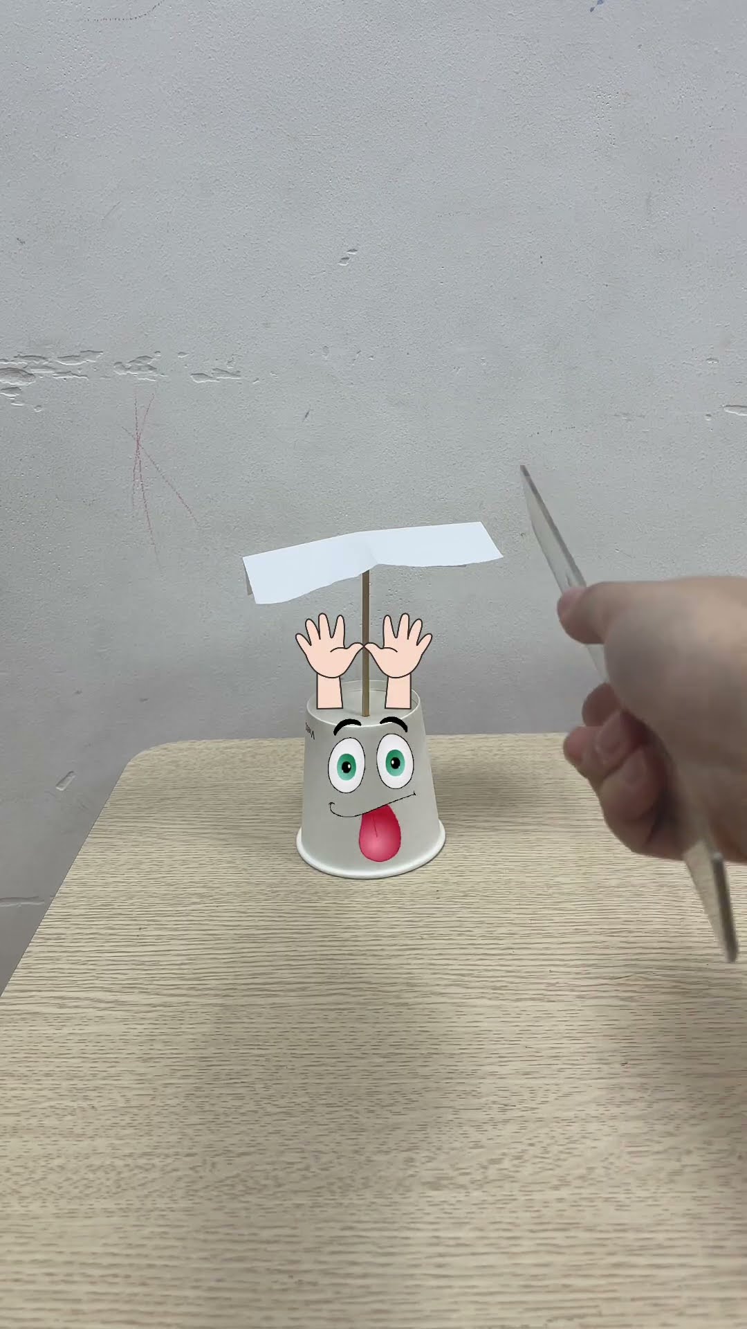 Thí nghiệm tĩnh điện đơn giản cho bé | Static electricity experiments #shorts #diy