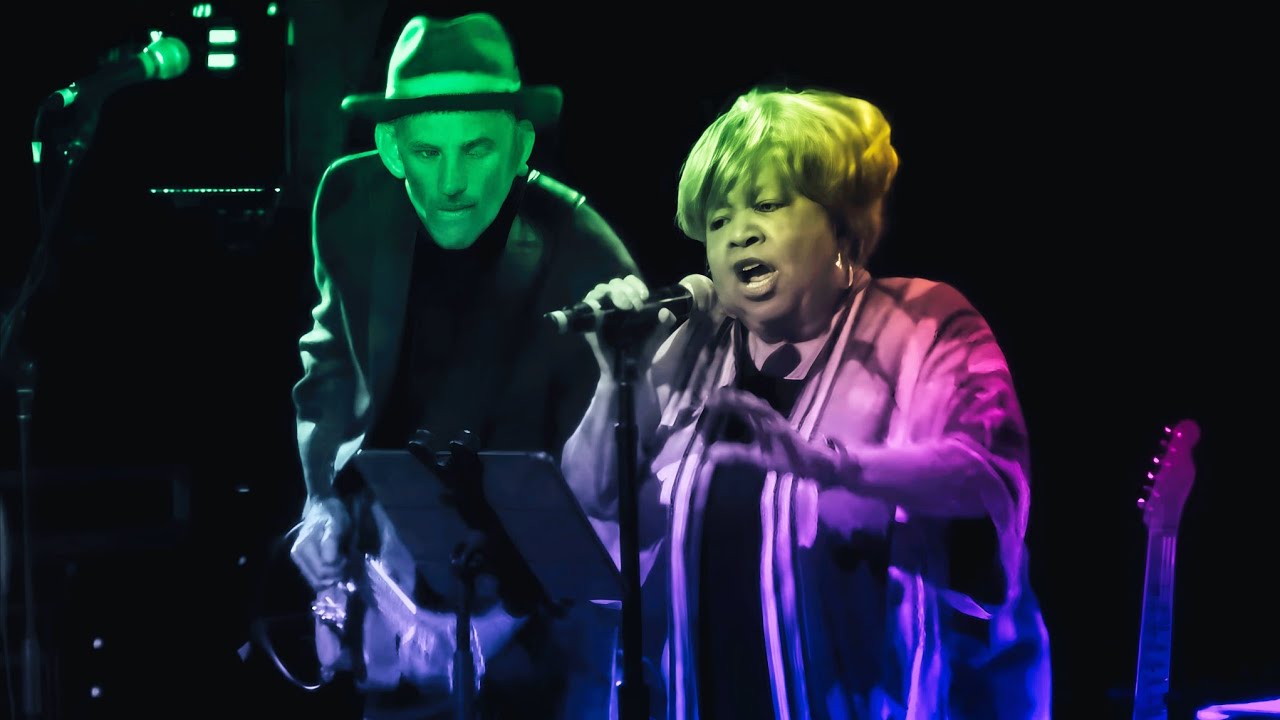 Mavis Staples sings Tom Waits "Chicago" 4K UHD + stereo in California, USA 2025-09-11 auf YouTube ansehen Mavis Staples sings Tom Waits "Chicago" 4K UHD + stereo in California, USA 2025-09-11 auf YouTube ansehen