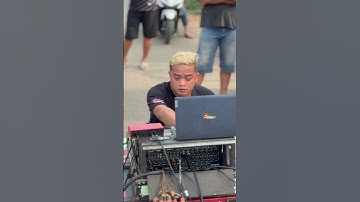 Mr Thomas sedang meracik brewog audio