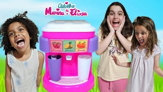 Marina e Elisa aprendem brincando com máquina de sucos saudáveis