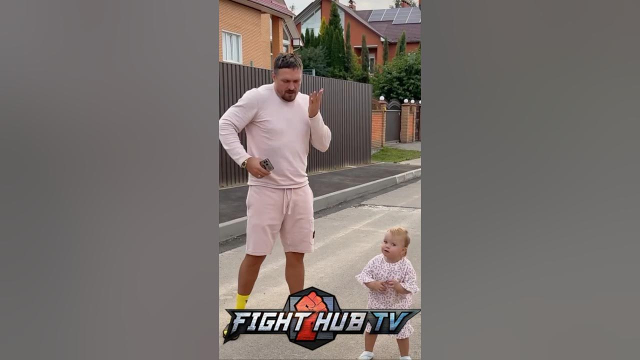 Oleksandr Usyk dances with his daughter after Dubois' win! Oleksandr Usyk dances with his daughter after Dubois' win!