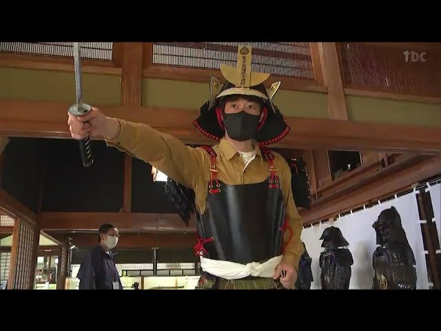 戦国武将の気分」端午の節句で“甲冑展”紙甲冑の試着も人気 宮城・角田