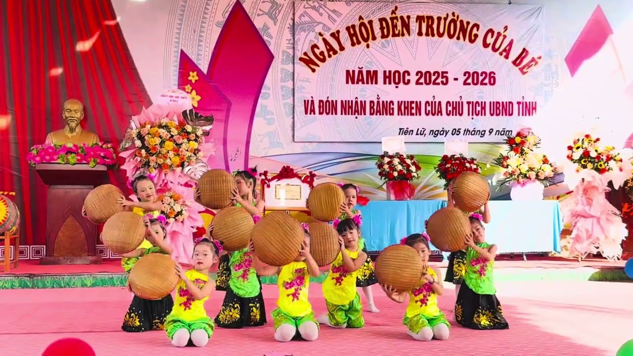 Tiết mục múa “Bức họa đồng quê” đến từ các bé Trường Mầm non Đồng Ích  