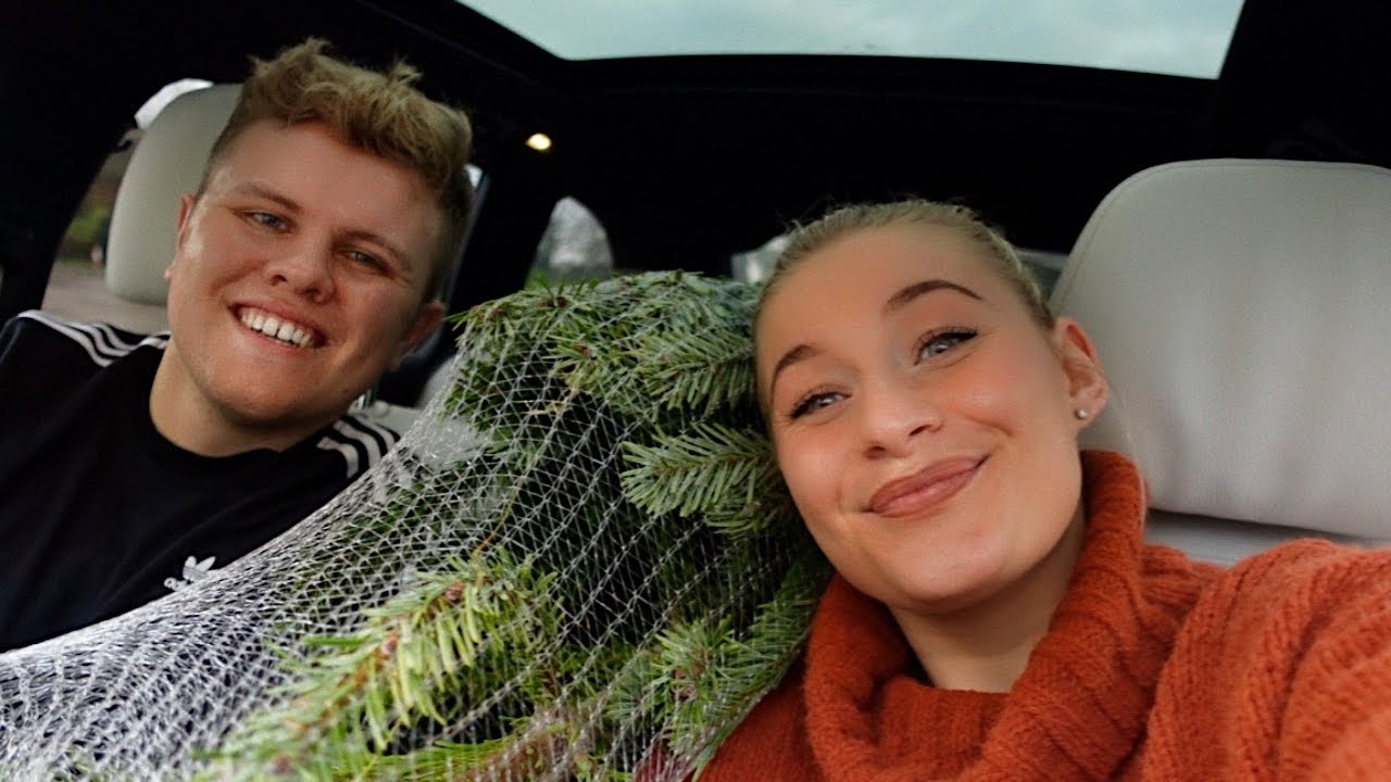 CHRISTMAS TREE + PREGNANCY UPDATE 22 WEEKS | James and Carys - YouTube