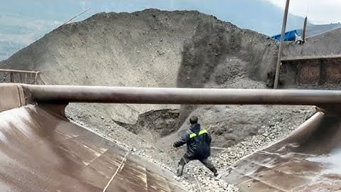 Barge unloaders 4,300 tons of ore and cobblestone in the rain - Vlog of work on the barge