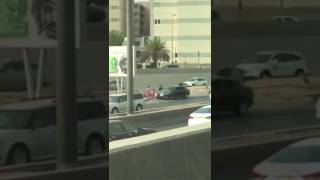 في أحد شوارع الرياض ومع شدّة الحر بنات يهفهفون على أبوهم وهو يصلح كفر السيارة . مشهد البنيات الثلاث