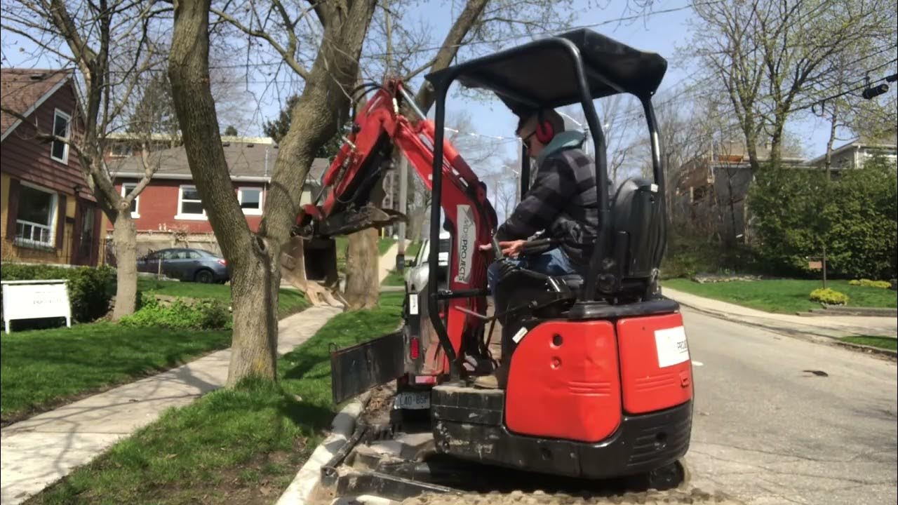 Unloading mini excavator from trailer without ramps YouTube