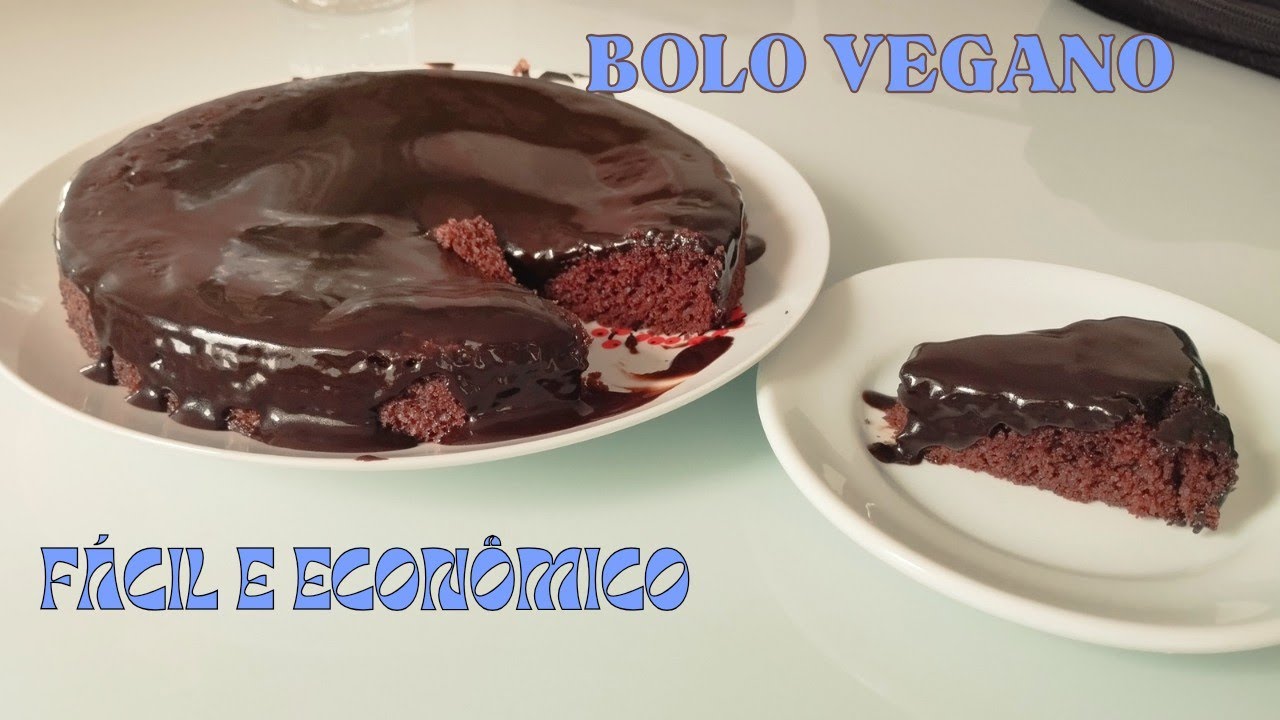 Bolo de chocolate vegano com especiarias e calda de chocolate