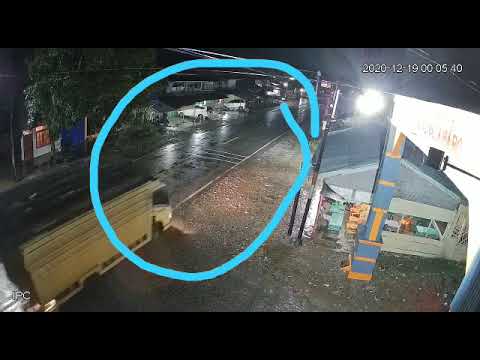 DETIK DETIK SEORANG AYAH TABRAK ANAK PAKEK TRUCK DI ACEH SELATAN || No sensor ( camera cctv utama )