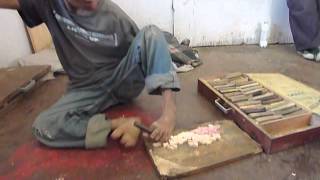 Bhoutan: Le sculpteur aux pieds nus