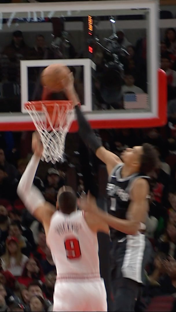 Wemby recovers for the BLOCK