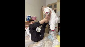 Writing with feet without hands 老婆做飯的時候我就這樣哄寶寶不哭，沒有想到寶寶還挺喜歡我這種逗他的玩的方式319