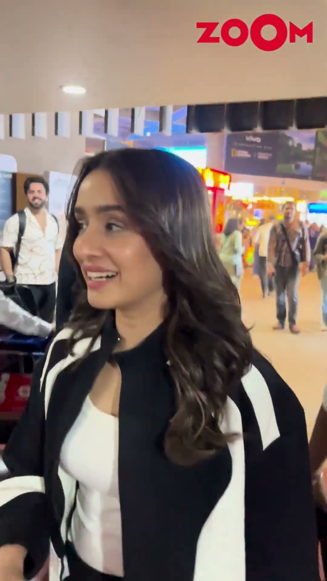 Shraddha Kapoor's ADORABLE banter with paps as spotted at the airport #shraddhakapoor #shorts