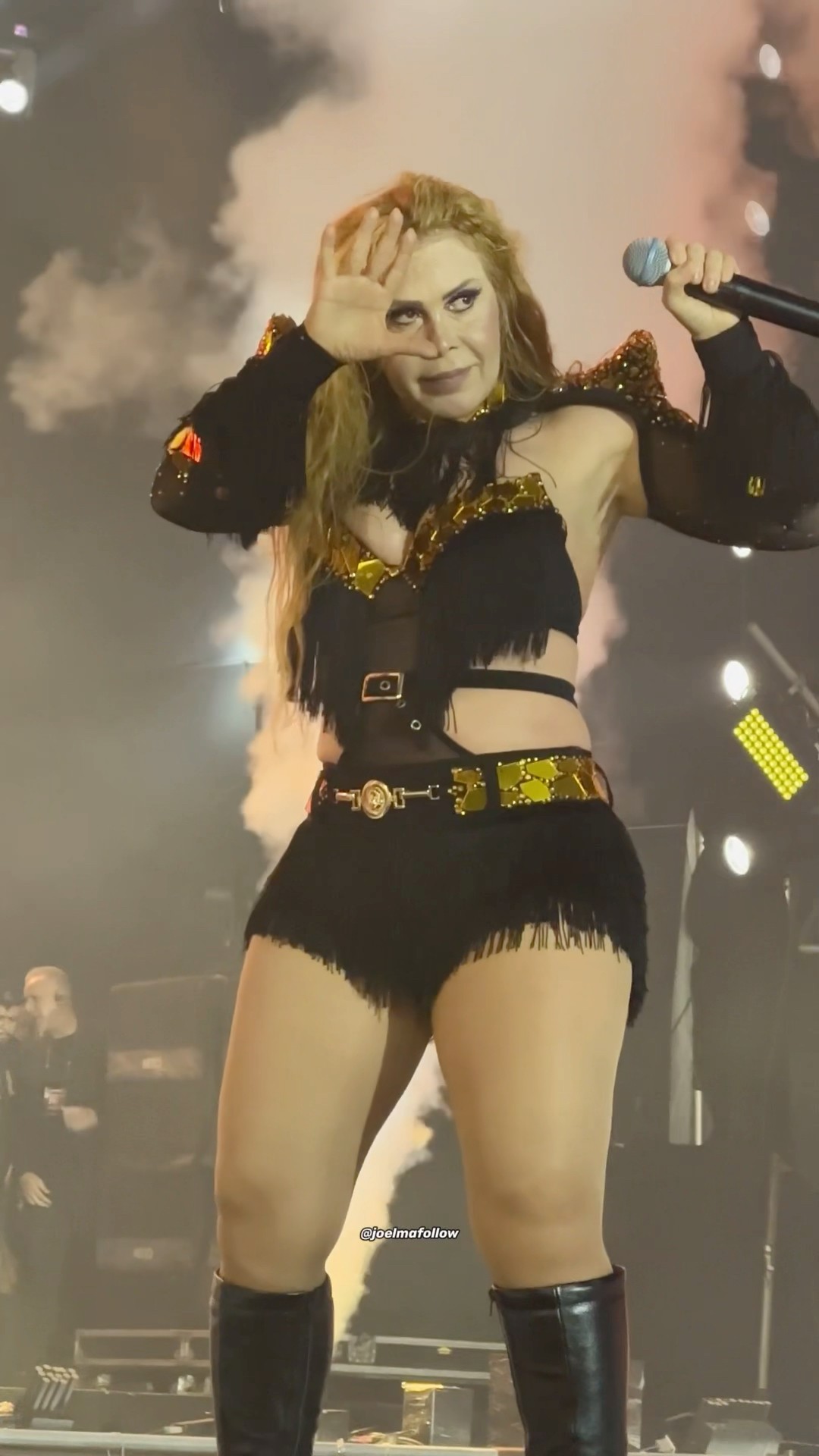 Joelma finalizando coreografia com carão