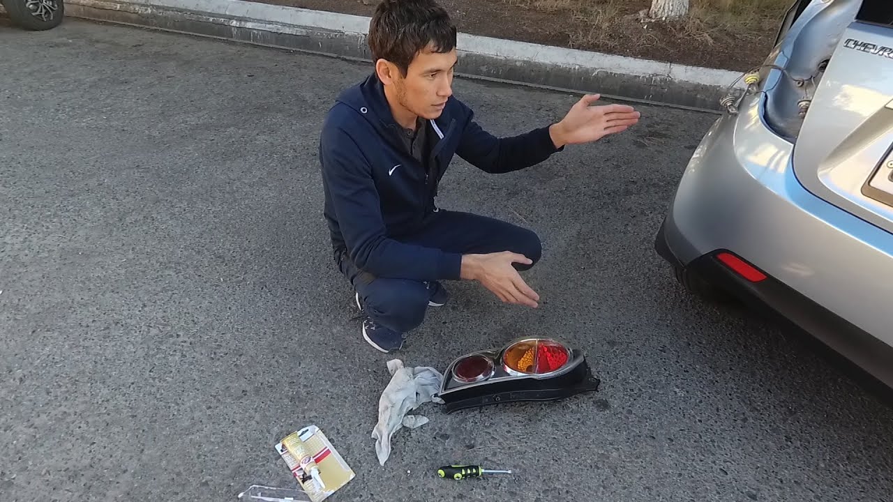 Spark oldim. Orqa fara yechish, dvornik (oyna artgich) rezinkasini almashtirish.