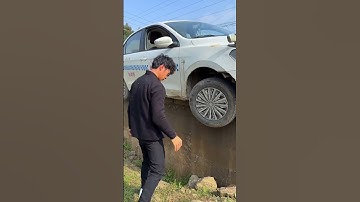 The Car Fell Into A Deep Pit, And The Experienced Driver Solved It With A Stone