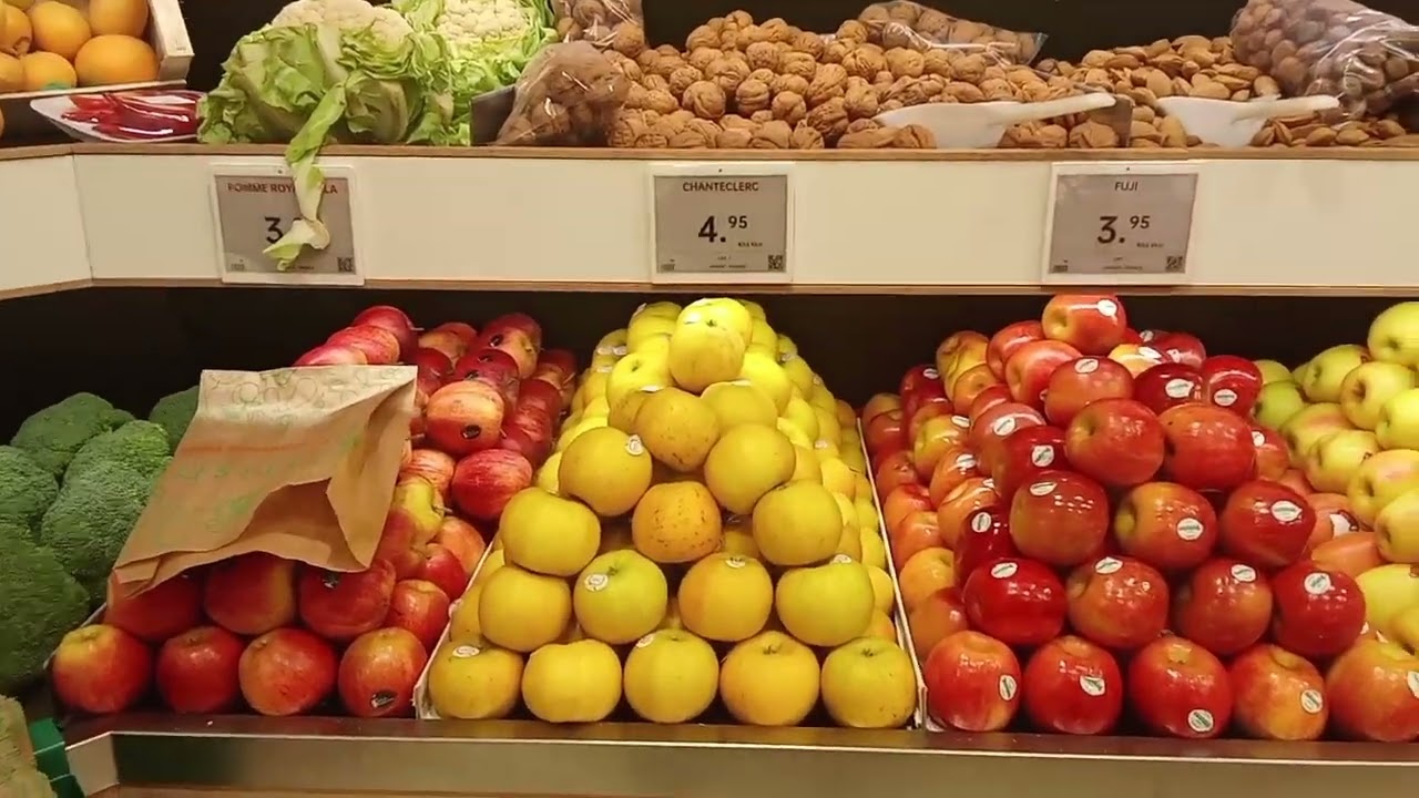 Buying Fresh fruits and vegetables in TERNES Paris all year round 