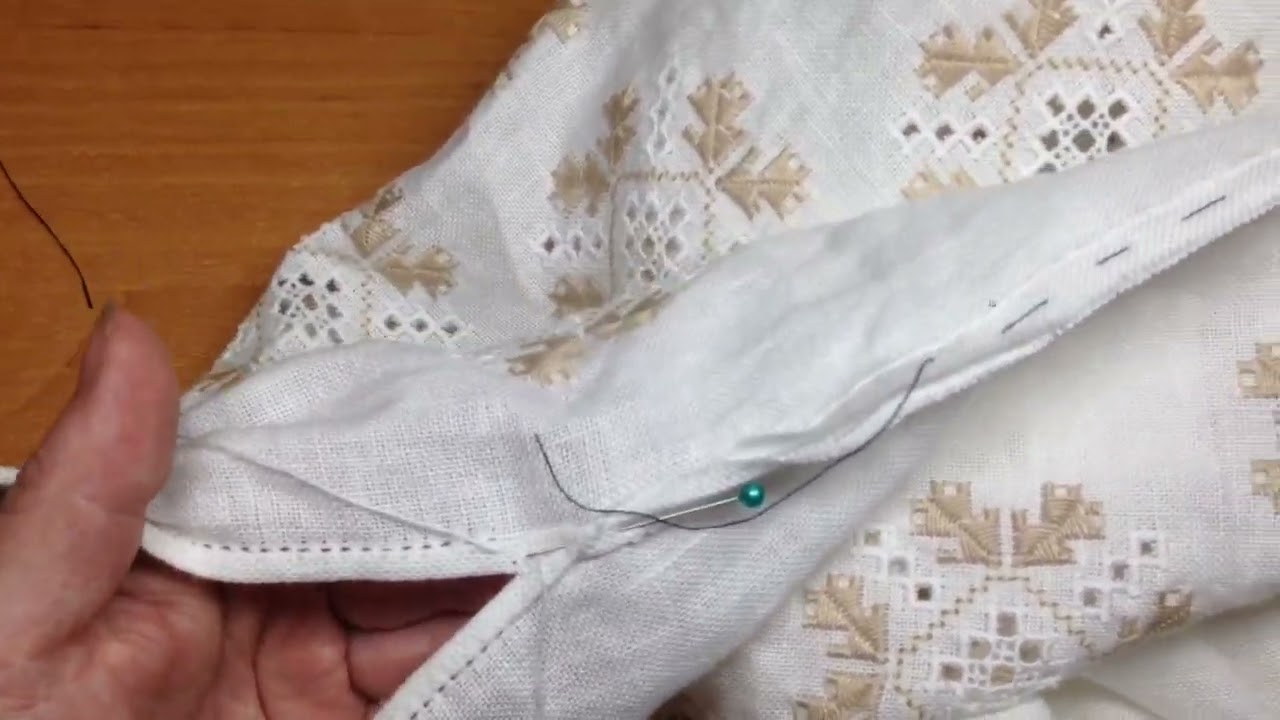 Збираю рукавчик, бічні шви та підгортаю низ сорочки...