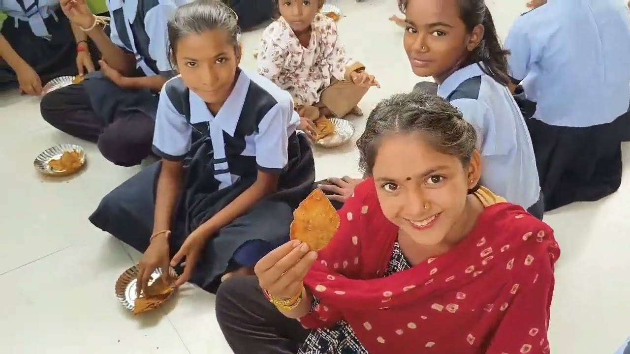 मां की पुण्यतिथि (14 मई)। उनकी याद में इन प्यारे बच्चों को आज समोसे का नाश्ता करवाया।#school 