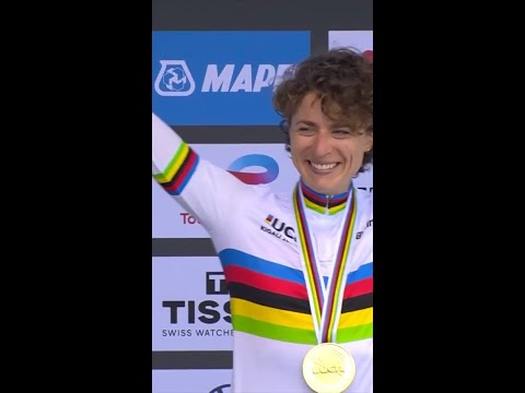 Marlen Reusser pulls on the famous rainbow bands for the first time ❤️🌈