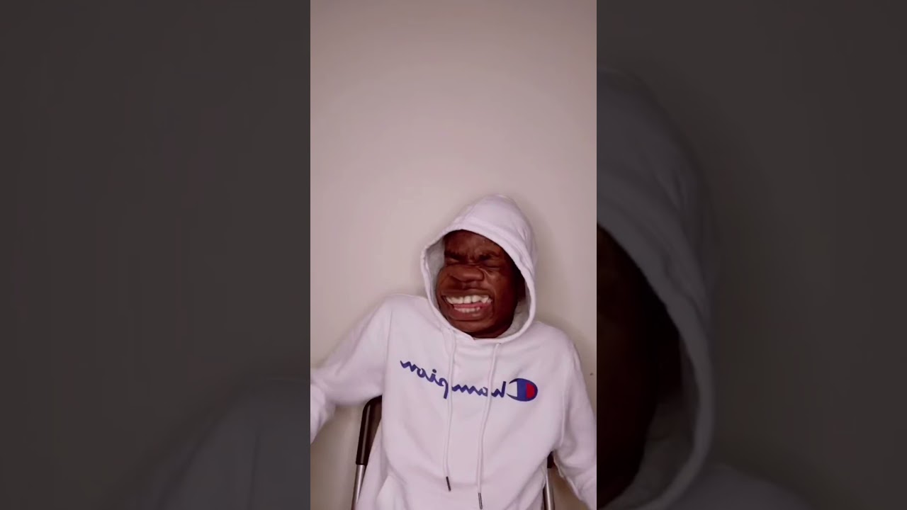 Когда твой друг постоянно заставляет тебя смеяться на уроке 😂