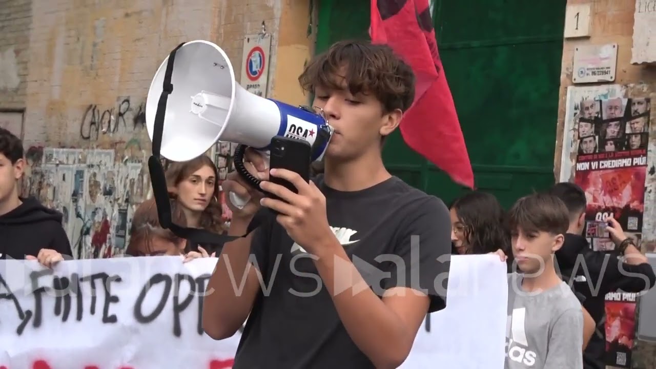 Roma, studenti Osa in sit in davanti al liceo Cavour