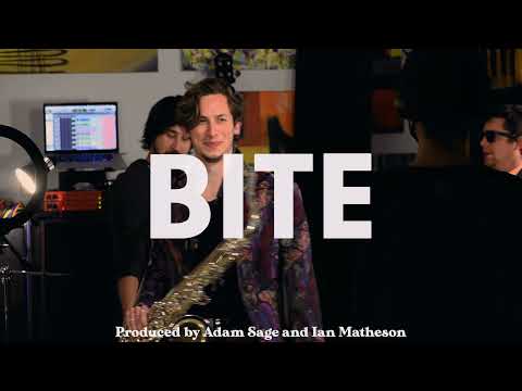 Assista a Sooza Brass Band - Bite (Live Studio Video) no YouTube Assista a Sooza Brass Band - Bite (Live Studio Video) no YouTube