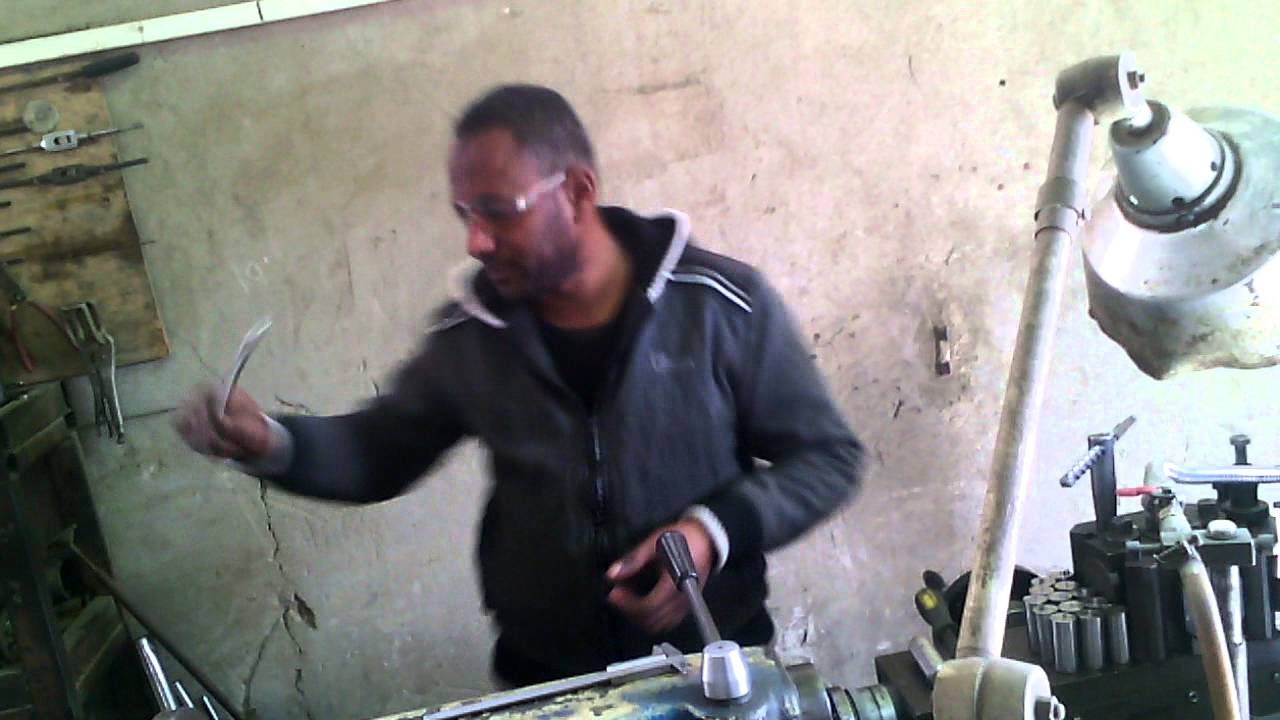 خرط عامود ستانلس ستيل الى مفصلات باب على مخرطه رومانى .