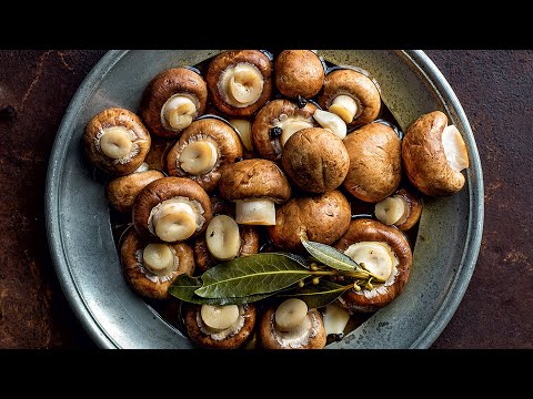 EASY MARINATED MUSHROOMS RECIPE. MUSHROOMS MARINADE. MARINATED CHAMPIGNONS