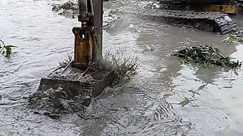 XÁNG CẠP ĐẮP BỜ NGẬP CẢ XE // MÁY XÚC MIỀN TÂY