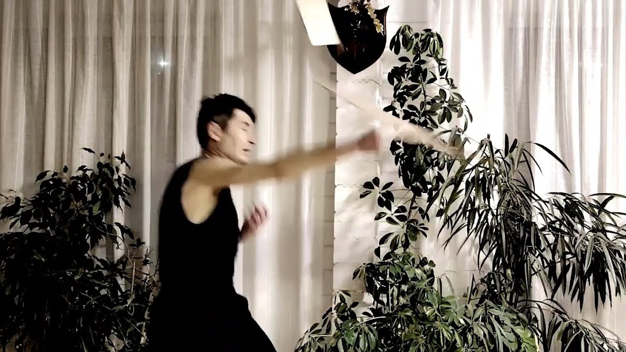 Двойка. Тренировка на картоне. Быстрые серии ударов. Руки должны работать как в боксе. 