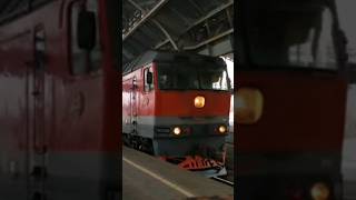 ТЕП70-0518 с фирменным поездом «Янтарь» прибывает на Южный вокзал
