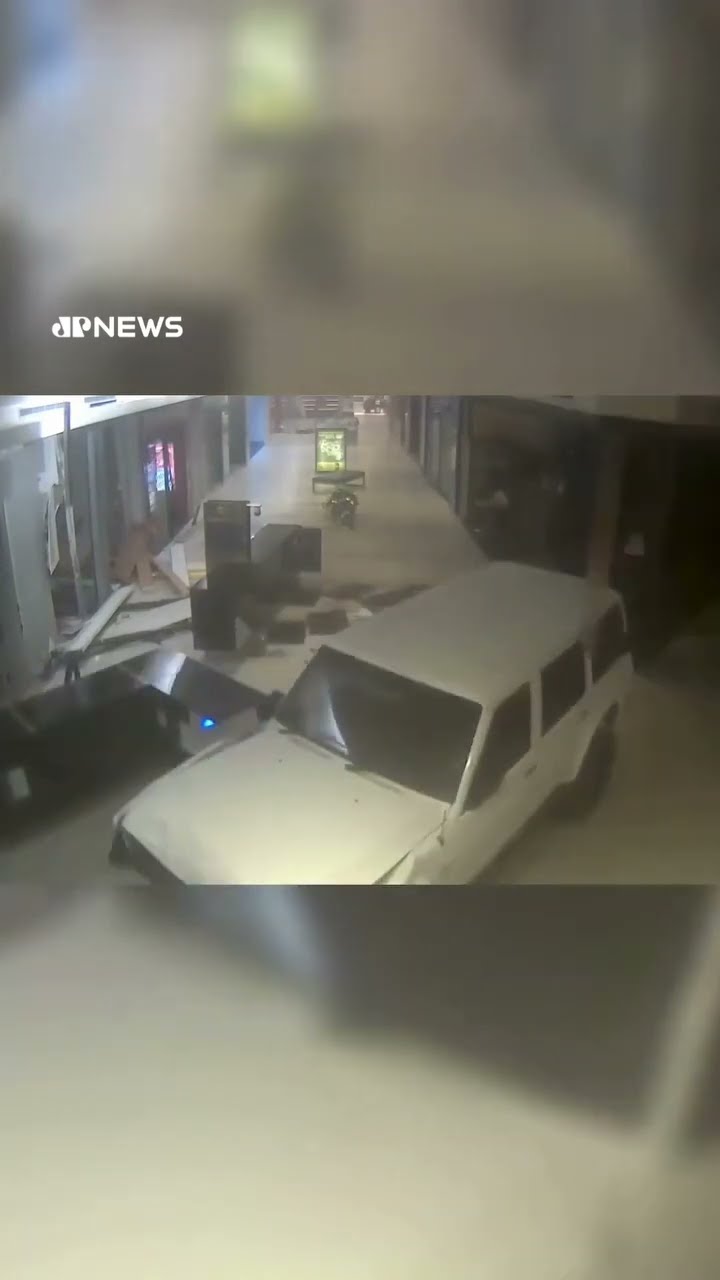 Criminosos usam veículo para invadir shopping e roubar cofre em Melbourne #shorts