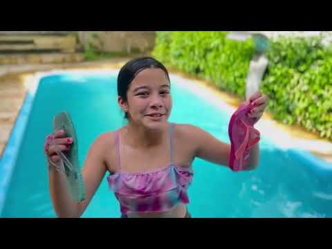 Não escolha a chinela errada na #piscina se perder tem que dar um mergulho