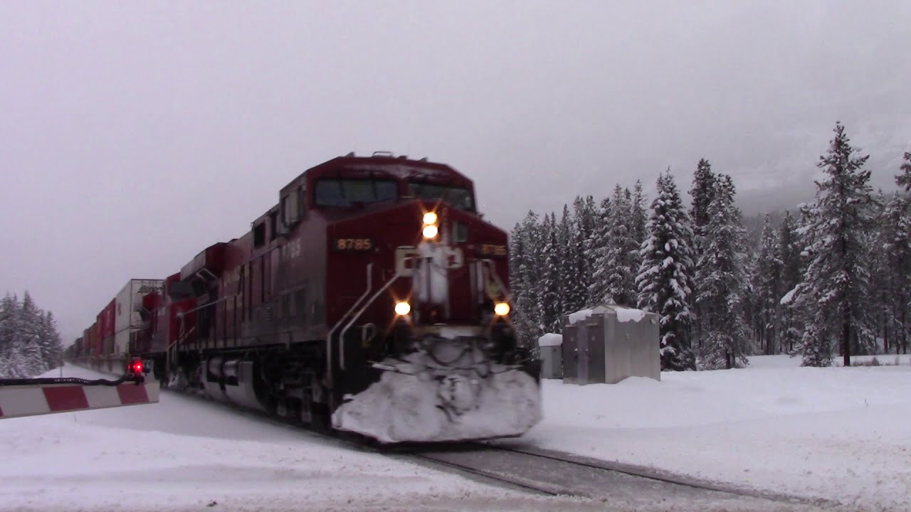 CPR Train Spotting HD: CP 8785 East, Train 112 At Castle Mountain AB. 2019/12/21