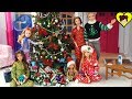 Barbie y Su Familia Abren Regalos y Juguetes de Navidad